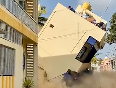 கர்நாடகம்: 3 மாடிக் கட்டடம் இடிந்து விழுந்து விபத்து!