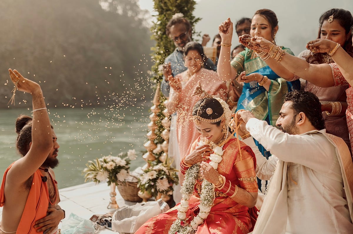 நடிகை ரம்யா பாண்டியனுக்கும், யோகா பயிற்சியாளரான லோவல் தவானுக்கும் ரிஷிகேஷில் உள்ள சிவபுரியில் கங்கை நதி கரையில் இன்று திருமணம் நடைபெற்றுள்ளது.