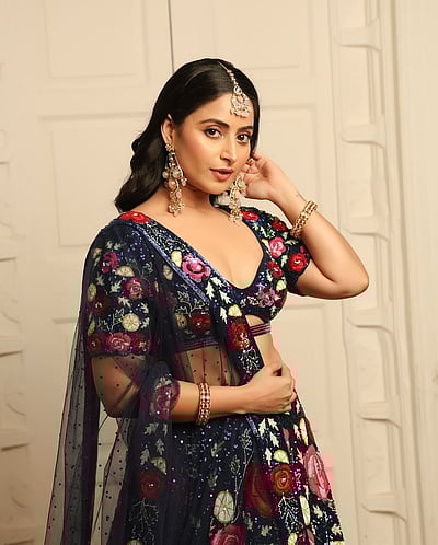 குங்குமப் பூப்போல சிரிக்கிறாள்... ஐஸ்வர்யா சர்மா!