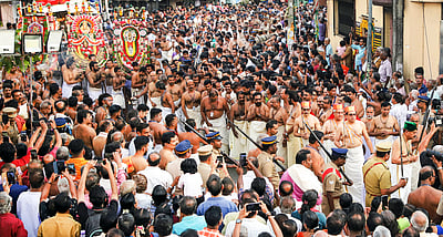 விமான ஓடுதளத்தில் சுவாமி ஊர்வலம்: விமான நிலையம் 5 மணி நேரம் மூடல்!