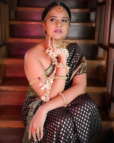 என்றும் மணக்கும் முல்லைப்பூ... சாதிகா வேணுகோபால்!