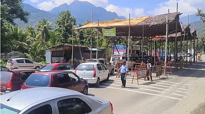 இ-பாஸ் சோதனை தீவிரம்: கல்லார் சோதனைச் சாவடியில் காத்திருக்கும் வாகனங்கள்!