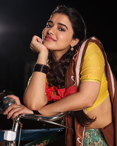 தங்கரதம் போல வருகிறாள்... கேத்திகா சர்மா! 