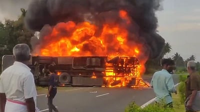 சேலம் அருகே தனியார் பேருந்து கவிழ்ந்து தீப்பற்றி எரிந்தது