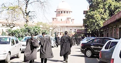 வழக்குரைஞர்கள் கருப்பு அங்கி அணிவது ஏன்?