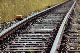 நெல்லையில் தண்டவாளத்தில் படுத்திருந்த முதியவா் மீட்பு