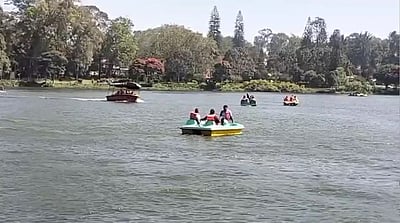 வார விடுமுறை நாளில் உதகையில் படகு சவாரி செய்த சுற்றுலாப் பயணிகள்