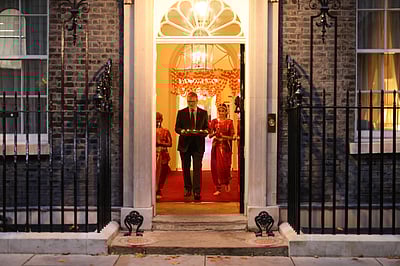 ஹிந்துக்களுக்கு மட்டன், பீர் வழங்கிய பிரிட்டன் பிரதமருக்கு எதிர்ப்பு!