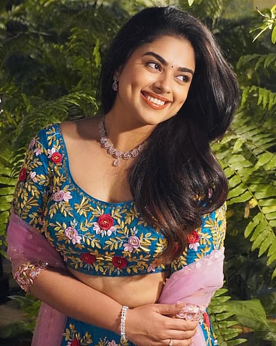 வண்ண மயில்... சித்தி இதானி!