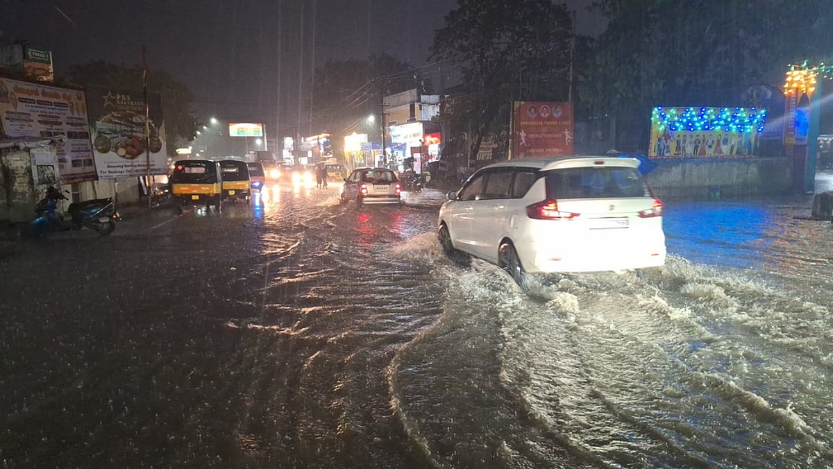 கிடப்பில் ரூ.1.30 கோடி சித்தூா் பேருந்து நிலைய மழைநீா் வடிகால் பணி! வெள்ளம் பாதிக்கும் அவலம்