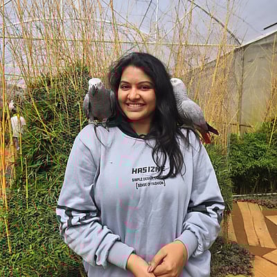 மயிலும் புறாவும்... ரச்சிதா மகாலட்சுமி!