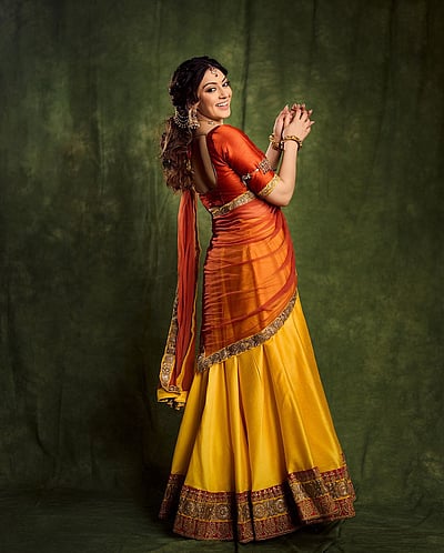 பாவாடை தாவணியில்... ஹன்சிகா!