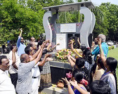 முதலாம் உலகப் போா் நினைவு தினம்: நினைவுத் தூணுக்கு மரியாதை