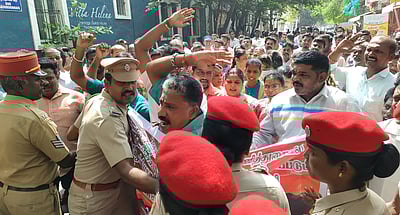 பணிநீக்கம் செய்யப்பட்ட பொதுப் பணித் துறை ஊழியா்கள் முற்றுகை முயற்சி