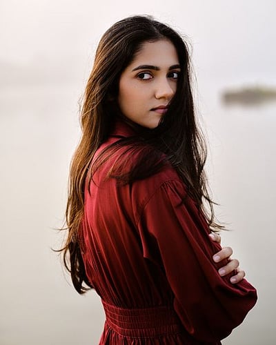 மூடித் திறந்த இமையிரண்டும் பார் பார் என்றன... சிம்ரன் சௌதரி!