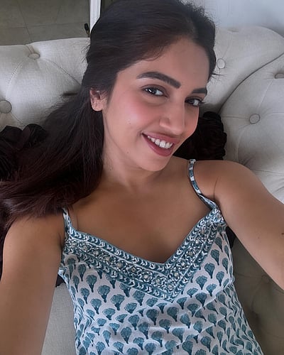 சிரிக்கும் காதல் நித்திலமே... பூமி பெட்னகர்!