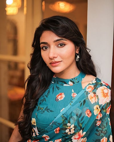 மயில் போல பொண்ணு ஒன்னு.. மிர்னா