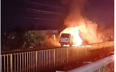 ஓடும் காரில் திடீர் தீ விபத்து!