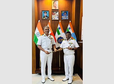 முப்படைகளின் படைக்கலப் பிரிவு தலைவராக கமடோா் சுரேஷ் பொறுப்பேற்பு