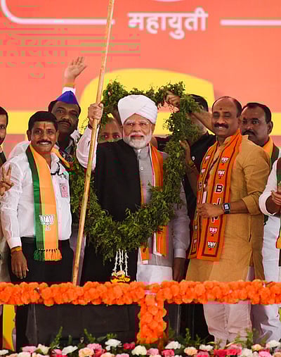 நாட்டை ஆளப் பிறந்ததாக நினைக்கிறது சோனியா குடும்பம்
- பிரதமா் மோடி கடும் விமா்சனம்