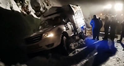 காஷ்மீர்: பனியில் சிக்கி நகர முடியாமல் தவித்த வாகனங்கள்! எல்லைச் சாலைகள் அமைப்பினர் மீட்பு