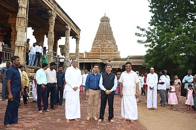 தஞ்சாவூா் பெரியகோயிலில் தமிழக ஆளுநா் வழிபாடு