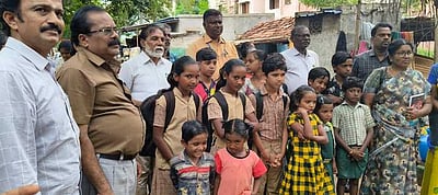 தினமணி செய்தி எதிரொலி... அறிவொளி நகரில் நரிக்குறவா் இன குழந்தைகள் 15 போ் பள்ளியில் சோ்ப்பு: அதிகாரிகள் நடவடிக்கை