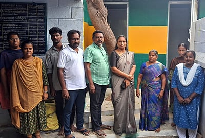 வேலூா் நூலகத்தில் கழிப்பறை கட்டடம் திறப்பு