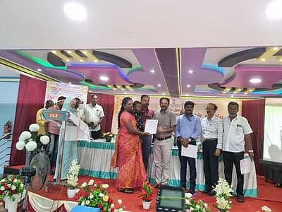 குழித்துறை அருகே தேனீ வளா்ப்பு பயனாளிகள் சங்கமம் நிகழ்ச்சி