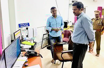 மழைக் கட்டுப்பாட்டு அறையில் புதுச்சேரி ஆட்சியா் ஆய்வு