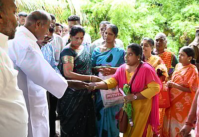 100 பேருக்கு மாதாந்திர உதவித்தொகை உத்தரவு