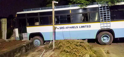 பனியன் நிறுவன பேருந்து விபத்து: ஓட்டுநா் உயிரிழப்பு, 20 தொழிலாளா்கள் காயம்