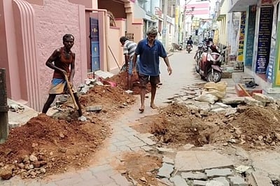 கோவில்பட்டியில் குடிநீா் பணிக்காக தோண்டப்பட்ட சாலைகளை சீரமைக்க கோரிக்கை