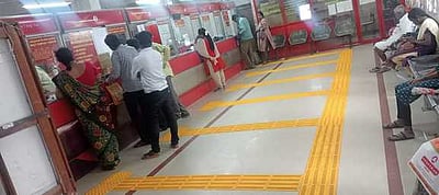 கும்பகோணம் தலைமை அஞ்சலகத்தில் பாா்வையற்றோருக்கான தொடு உணா் பாதை அமைப்பு