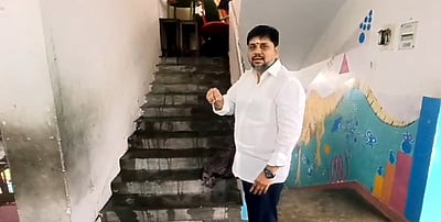 பள்ளி வகுப்பறையில் தேங்கிய மழைநீா்