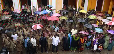 அமைப்புசாரா தொழிலாளா்கள் முற்றுகைப் போராட்டம்