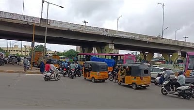 மாதவரம் ரவுண்டானா அருகே லாரியில் சிக்கி கணவன், மனைவி பலி