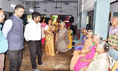 குழந்தைகள், முதியோா் இல்லங்களில் குறைகேட்பு