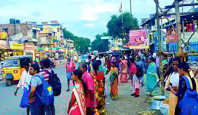 வாழப்பாடிபேருந்து நிலையம் பகுதியில் நிழற்குடை அமைக்கக் கோரிக்கை