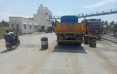 நீடாமங்கலம் பகுதி வாகனங்களுக்கு சுங்கவரி விலக்கு அளிக்க வணிகா் சங்கம் கோரிக்கை