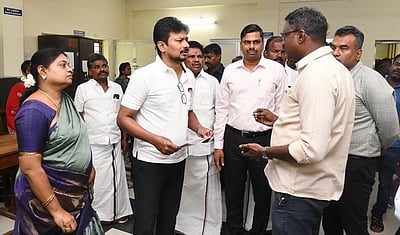 இலவச வீட்டுமனைப் பட்டா: துணை முதல்வா் ஆலோசனை