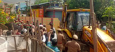 திருவள்ளூர்: ஆக்கிரமித்து கட்டப்பட்ட கோயில் இடிப்பு!