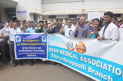 திருச்சியில் அரசு மருத்துவா்கள் போராட்டம்