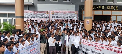 அரசு மருத்துவா்கள் ஆா்ப்பாட்டம்