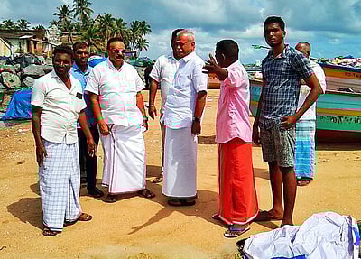 காலாப்பட்டு பகுதியில் கடல் அரிப்பு: வெ.வைத்திலிங்கம் எம்.பி. ஆய்வு