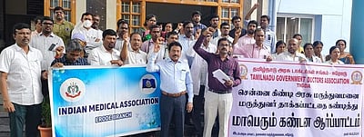 மருத்துவா்கள் வேலை நிறுத்தம்: அரசு மருத்துவமனைகளில் பயிற்சி மருத்துவா்கள் மூலம் சிகிச்சை