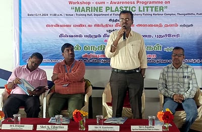 கடலில் மிதந்த 2 டன் நெகிழி குப்பைகள் நகராட்சியிடம் ஒப்படைப்பு