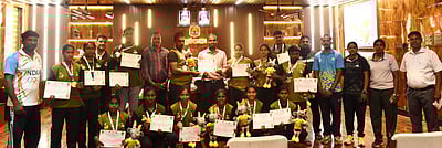 முதலமைச்சா் கோப்பை போட்டிகளில் சிறப்பிடம் பெற்றோருக்கு பாராட்டு