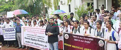 நெல்லையில் மருத்துவா்கள் போராட்டம்