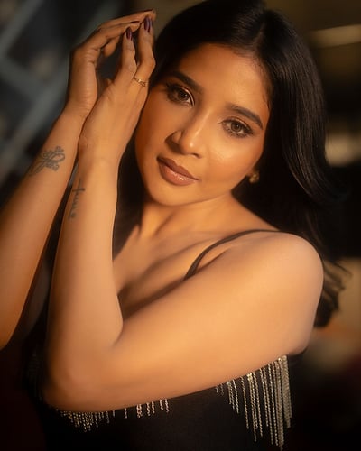 பார்வை ஒன்றே பேசுமே... சாக்‌ஷி அகர்வால்!